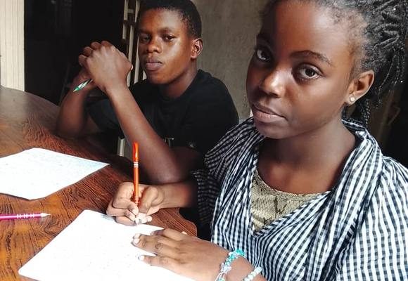 Les enfants du centre MONIELO écrivent à leurs parrains et marraines
