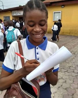 Parfaite en uniforme scolaire devant son école à Kinshasa
