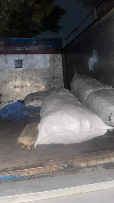 Sacs de vivres dans la benne du camion MONIELO