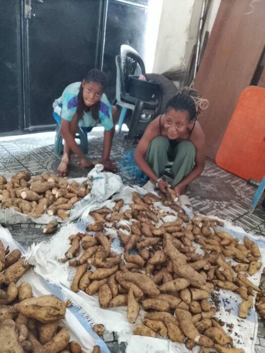 Enfants du centre MONIELO épluchant des patates douces
