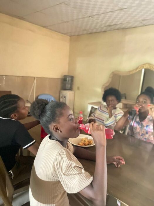 Enfants du centre MONIELO pendant le repas