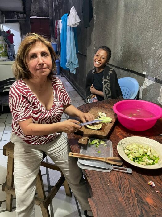 Une marraine prépare le repas au centre d’hébergement MONIELO