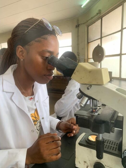 Alice, étudiante en médecine, au microscope à Bel Campus