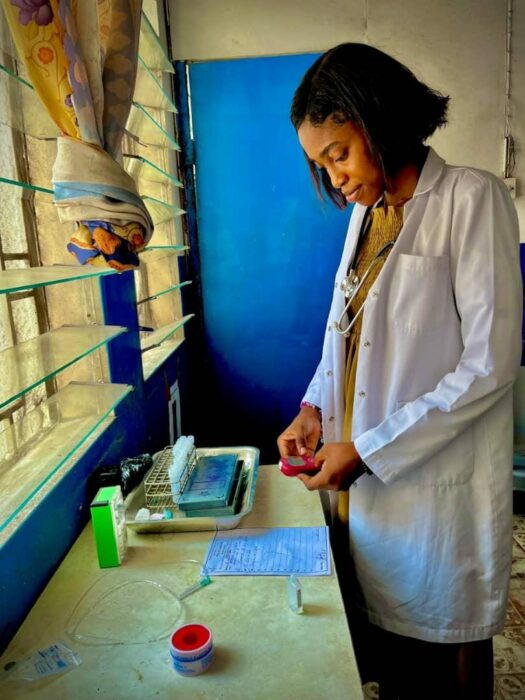 Alice au laboratoire de la faculté de médecine, Kinshasa