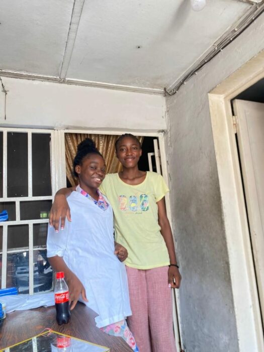 Alice et Brazelle, étudiantes en médecine à Kinshasa