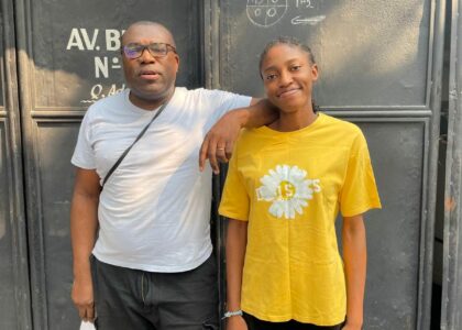 Henri, président de MONIELO, et Alice à la porte du centre de Kinshasa