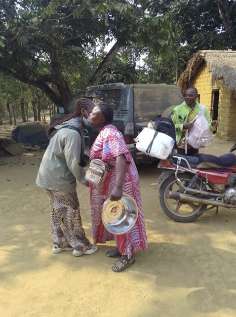Arrivée de Ketshia au village de Lemfu, site apicole principal du projet