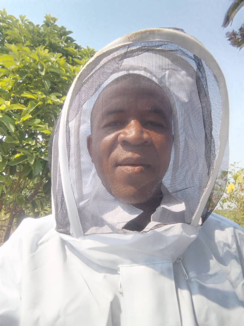 Popaul en tenue d’apiculteur sur un site apicole du Kongo central